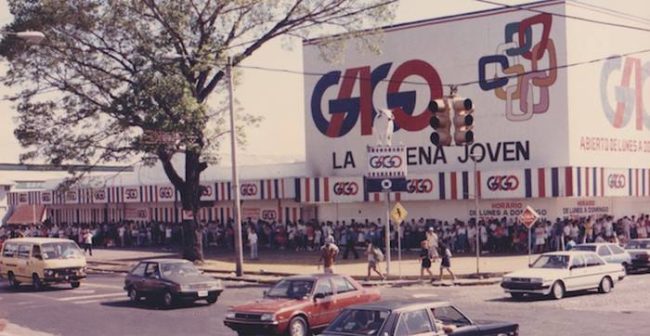 la-fila-que-hacían-las-personas-para-entrar-al-mismo-y-poder-comprar-comestibles-gago-via-brasil-invasion-1989