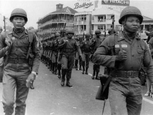 soldados guardia nacional desfilando por la avenida central luego del golpe de estado del 11 de octubre de 1968