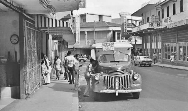 chiva boca la caja estacionada afuera del teatro tropical años 70